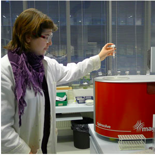 Dr Leena Kaisalo uses her Magritek Spinsolve Benchtop NMR Spectrometer at the University of Helsinki Chemistry Department