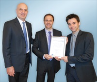 Paul Eros, DiaSorin (left) presents Andrea Dell’ Acqua, Voden (middle) and Federico Sirio, Voden (right) with their DiaSorin Platinum Distributor Award