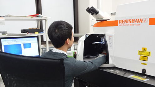 Dr Taiki Inoue (Assistant Professor) of the Department of Mechanical Engineering, University of Tokyo, using their inVia confocal Raman microscope
