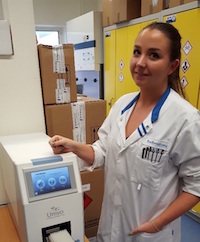 Laura Jansen with the Micronic Univo Screw Cap Recapper